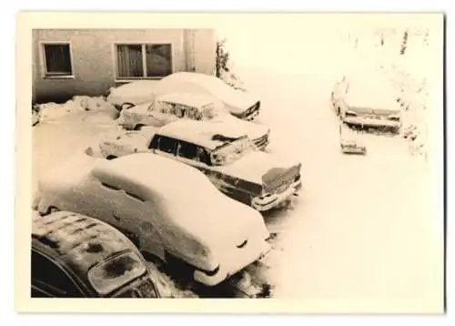 Fotografie Auto Mercedes Benz, Limousine & andere PKW's von Schnee bedeckt