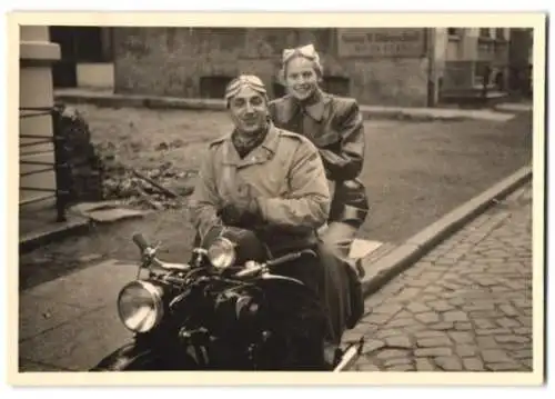 Fotografie Motorrad, Paar mit schutzbrille auf Krad sitzend