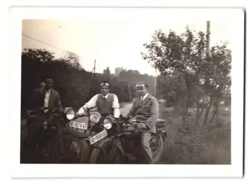 Fotografie Motorrad Ariel, Männer mit Schutzbrille auf Krad, Kennzeichen IE-58501