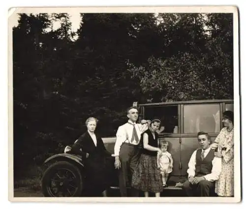 Fotografie Auto, Limousine, Kind nebst Blechauto auf dem Trittbrett