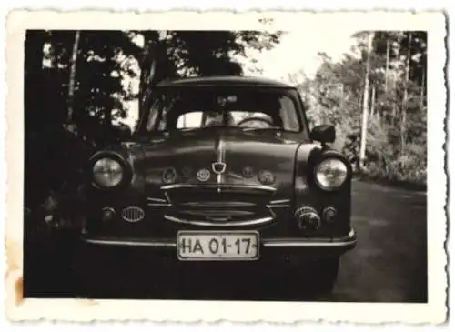 Fotografie Auto Sachsenring Trabant, Trabi mit Emblemen verziert, Kennzeichen HA 01-17