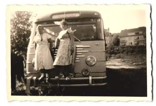 Fotografie Bus Büssing, junge Frauen auf Stossstange stehend