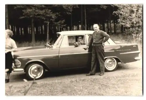 Fotografie Auto Opel Rekord, stolze Familie am PKW