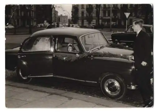 Fotografie Auto Mercedes Benz, Braut in Hochzeitslimousine sitzend