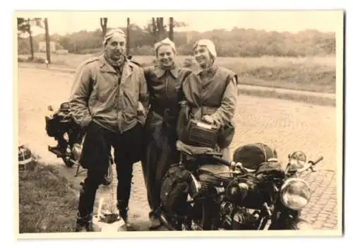 Fotografie Motorrad Zündapp, Ausflugsgesellschaft mit Krad bei einer Ausfahrt