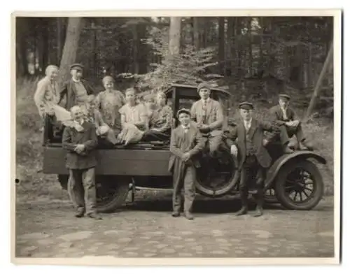 Fotografie Lastwagen, Burschen & Mädchen mit LKW-Pritsche am Waldrand