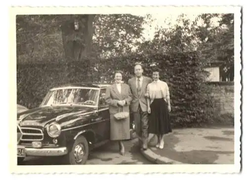 Fotografie Auto Borgward, Herr von Damen flankiert nebst PKW