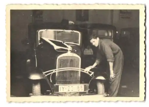 Fotografie Auto, Mechaniker arbeitet am PKW, Kennzeichen IY-231166