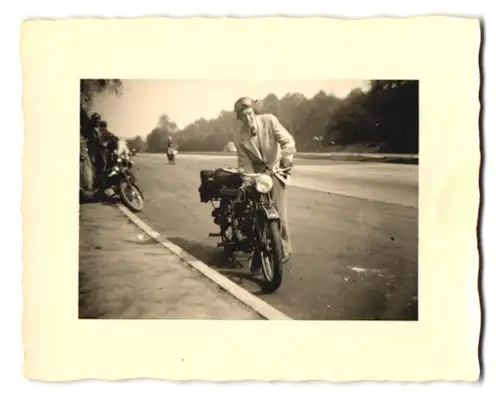 Fotografie Feldmann, Bochholt, Motorrad auf Autobahn - Seitenstreifen