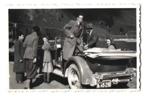 Fotografie Auto Cabrio, Burschen und junge Frau im offenen Reisewagen, Kennzeichen K 45.296