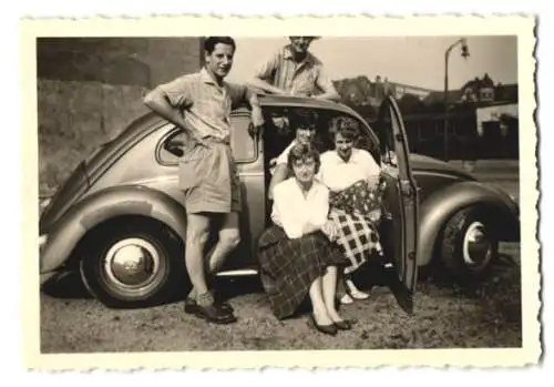 Fotografie Auto Volkswagen VW Käfer, Familie mit PKW in Hamburg 1955