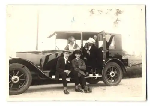 Fotografie Auto Limousine - Landaulet, Familie auf Reise 1925