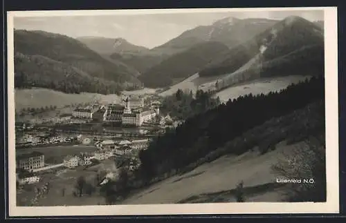 AK Lilienfeld, Ortsansicht mit Bergpanorama aus der Vogelschau