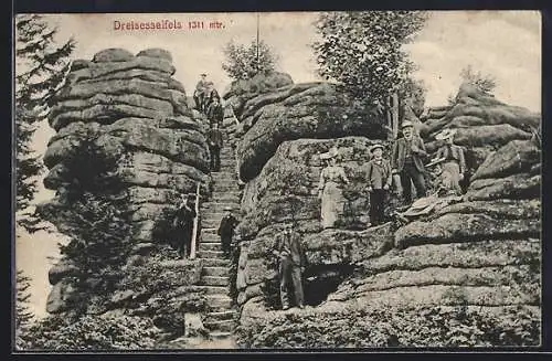 AK Neureichenau, Ausflügler auf dem Dreisesselfels