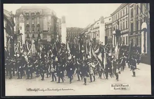 AK Budapest, Krönung der Kaiserin Zita von Österreich, 1916, Festzug mit Flaggenträgern