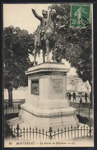 AK Montereau, La Statue de Napoléon