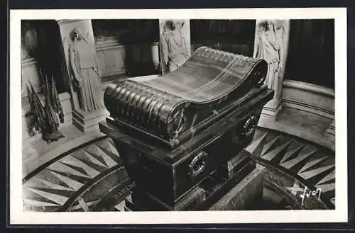 AK Paris, sarcophage de l'empereur Napoléon Ier aux invalides