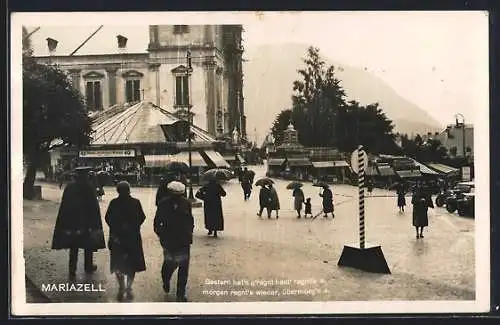 AK Mariazell, Platzpartie mit Leuten im Regen