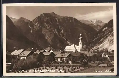 AK Nassereith a. d. Fernpassstrasse, Teilansicht mit Kirche