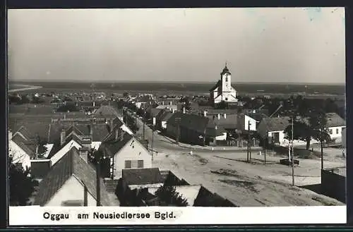 AK Oggau am Neusiedlersee, Teilansicht mit Kirche und Strassenpartie