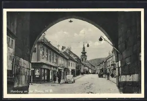 AK Hainburg /Donau, Strassenpartie mit Tordurchgang