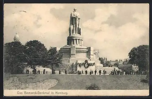 AK Hamburg-St. Pauli, Spaziergänger vor dem Bismarck-Denkmal