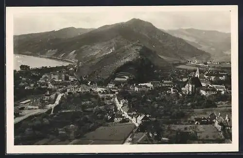 AK Spitz /Donau, Totalansicht mit Bergen und Donaublick aus der Vogelschau