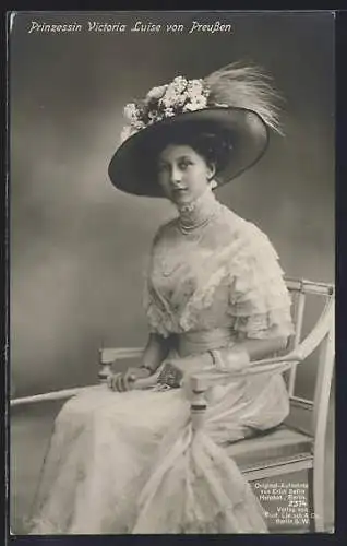 AK Prinzessin Victoria Luise von Preussen mit imposanten Blumenhut und schönen Kleid auf einem Stuhl