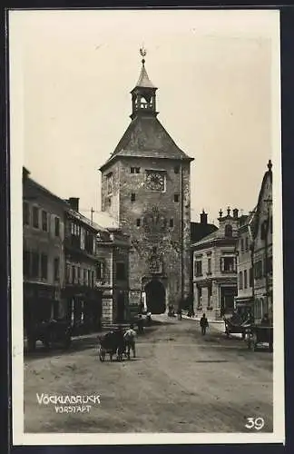 AK Vöcklabruck, Vorstadt, Strassenpartie mit Torturm