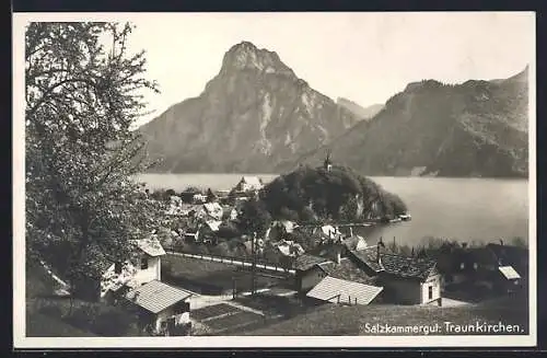 AK Traunkirchen, Ortsansicht mit See und Bergpanorama