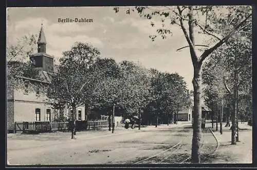 AK Berlin-Dahlem, Strassenpartie mit Kirche