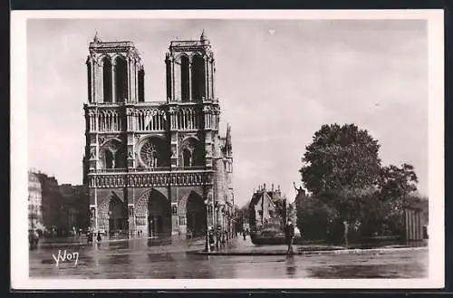 AK Paris, le parvis de Notre-Dame