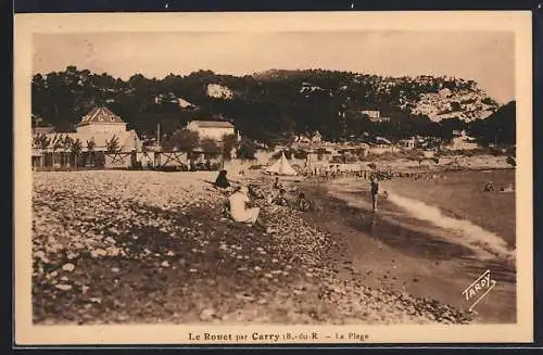 AK Carry-le-Rouet, La plage animée avec baigneurs et collines en arrière-plan