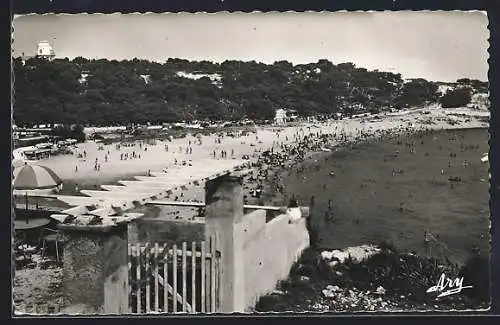 AK Carro, Vue de la plage du Verdon animée par des baigneurs et entourée de pins