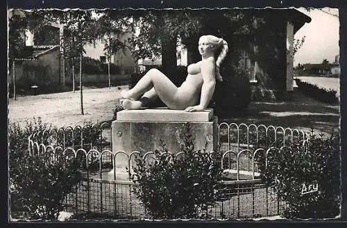 AK Charleval, Statue dans un parc arboré