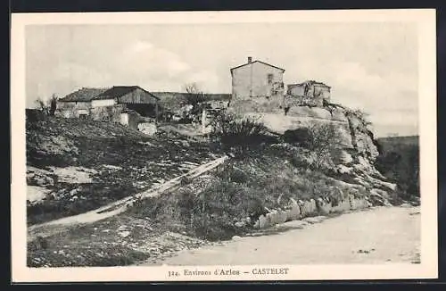 AK Arles, Vue du Castillet sur la colline rocheuse