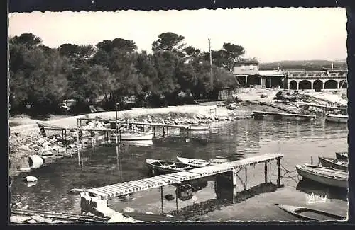 AK La Couronne, Le Port de Tamaris avec barques et quai en bois