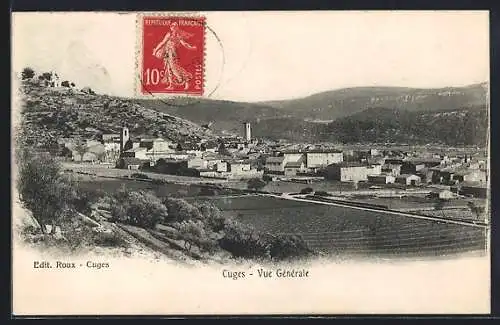 AK Cuges, Vue générale du village et paysage environnant