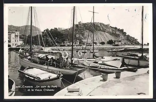 AK Cassis, Un coin du Port et le Vieux Château