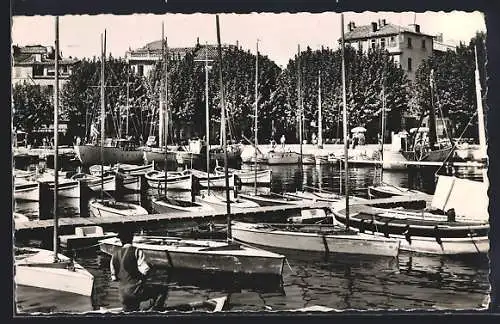 AK La Ciotat, Un coin du port avec bateaux amarrés