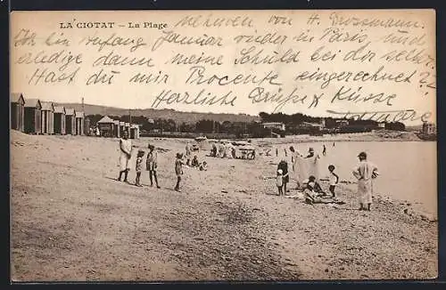 AK La Ciotat, Scène animée sur la plage avec cabines de bain et familles en promenade