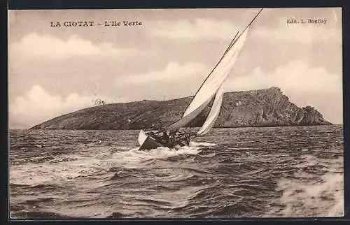 AK La Ciotat, L`Île Verte avec un voilier en mer