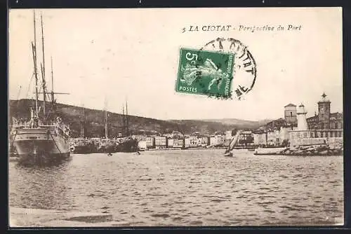 AK La Ciotat, Perspective du Port et vue des bateaux amarrés