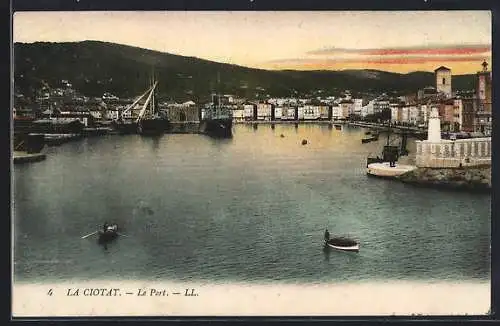 AK La Ciotat, Le Port au crépuscule avec bateaux et maisons en arrière-plan