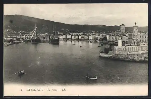 AK La Ciotat, Le Port avec vue sur les bateaux et les bâtiments historiques