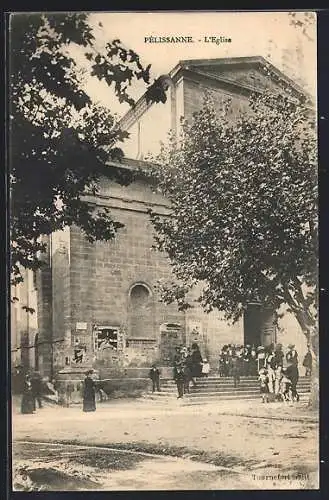 AK Pélissanne, L`Église et la foule rassemblée devant l`entrée