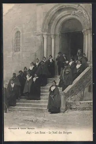 AK Les Baux, Le Noël des Bergers devant l`église