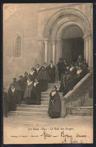 AK Les Baux, Le Noël des Bergers 1843, Groupe devant l`église