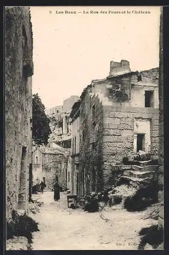 AK Les Baux, La Rue des Fours et le Château