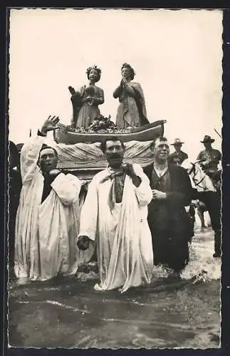 AK Saintes-Maries-de-la-Mer, Bénédiction des Saintes dans la mer